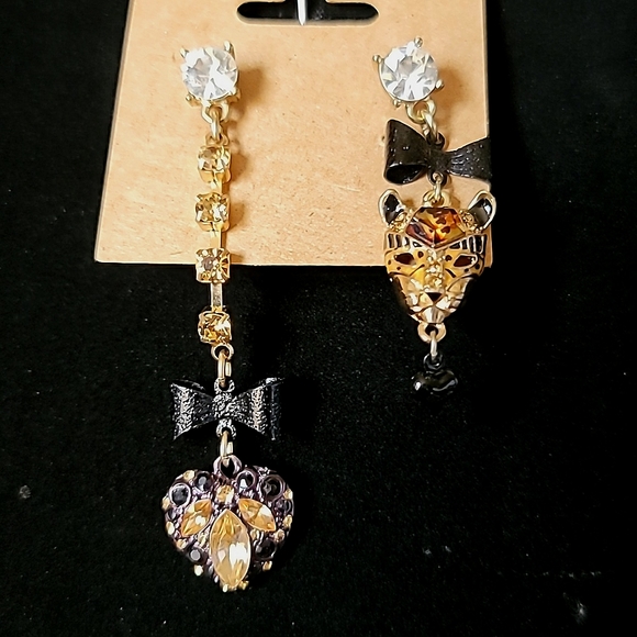 Vintage BETSEY JOHNSON Hollywood Glam Collection Tiger Head Heart Earrings. - Picture 1 of 7